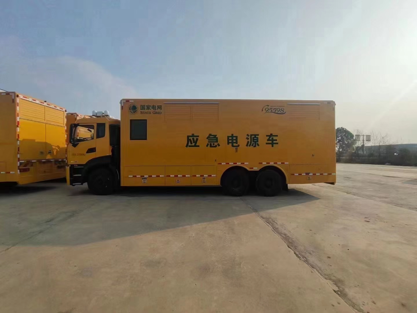 東風天龍后雙橋800KW電源車