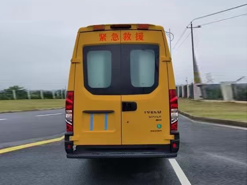 依維柯9-11座救險車