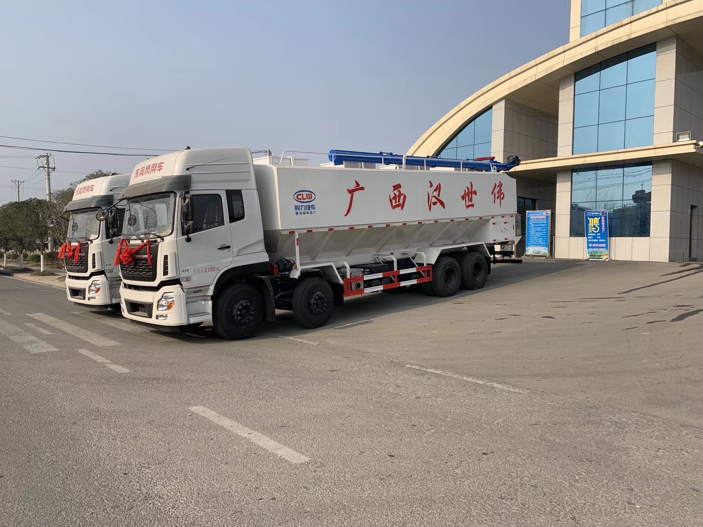 散裝飼料運(yùn)輸車(chē)在飼料行業(yè)重要性